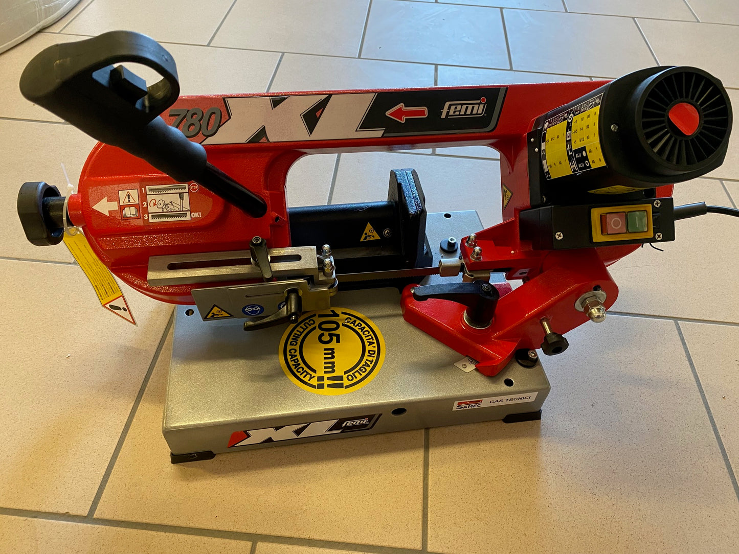Segatrice a nastro FEMI 780 XL portatile da 850 watt e due velocità.