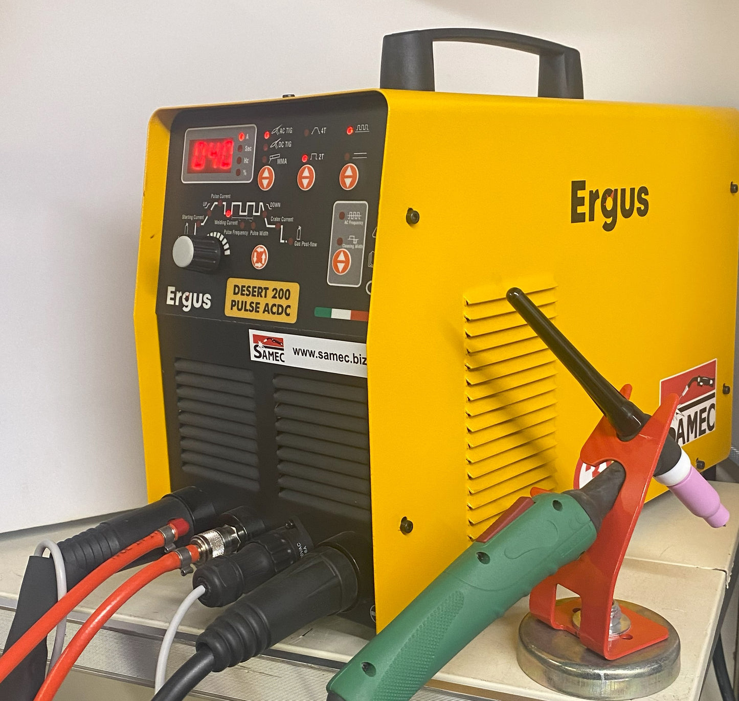 SALDATRICE INVERTER TIG DESERT 200 PULSE AC/DC HF con TORCIA TIG E CAVO MASSA